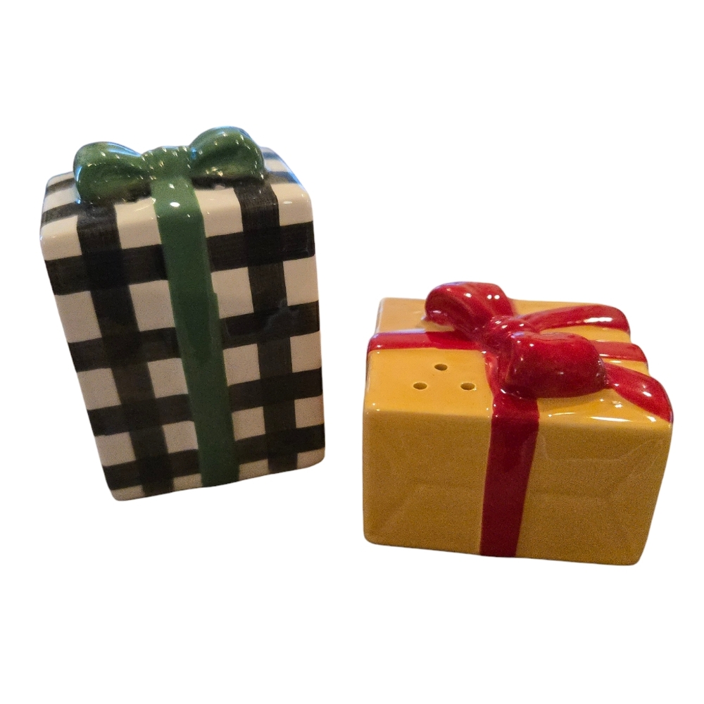 NEW Hallmark Christmas Gift Salt & Pepper Shaker Set